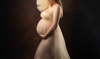 Photographe professionnelle séance photo grossesse avec prêt de robes et accessoires en studio à Besançon