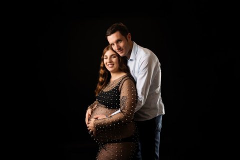 Photographe professionnelle shooting grossesse en couple en studio à Besançon