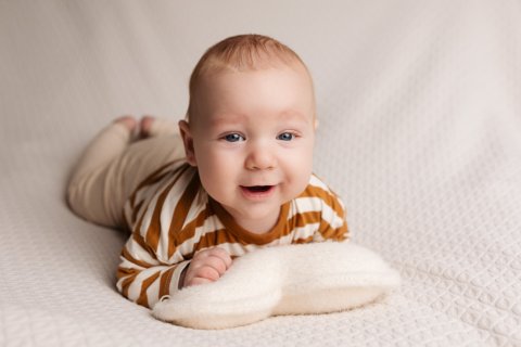 Photographe pour séance photo bébé en studio à Besançon