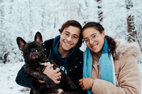 Photographe professionnelle séance photo d'un chien  et de ses maîtres à Besançon