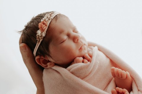 Photographe professionnelle formée aux séances photo naissance en studio à Besançon