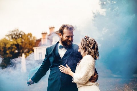 Photographe professionnelle shooting mariage avec fumigènes à Besançon