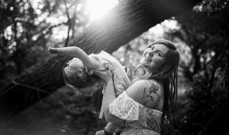 Photographe professionnelle pour une séance photo en famille en extérieur Besançon