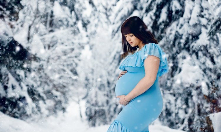 Photographe professionnelle shooting grossesse hivernal à Pontarlier 
