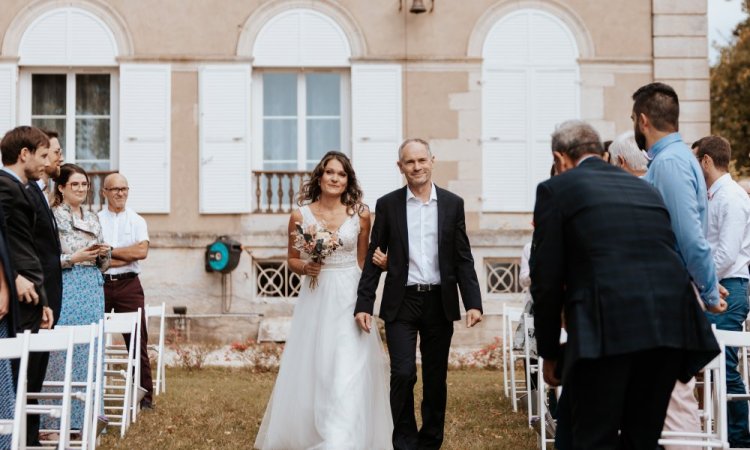 Photographe professionnelle de mariage avec cérémonie laïque à Besançon