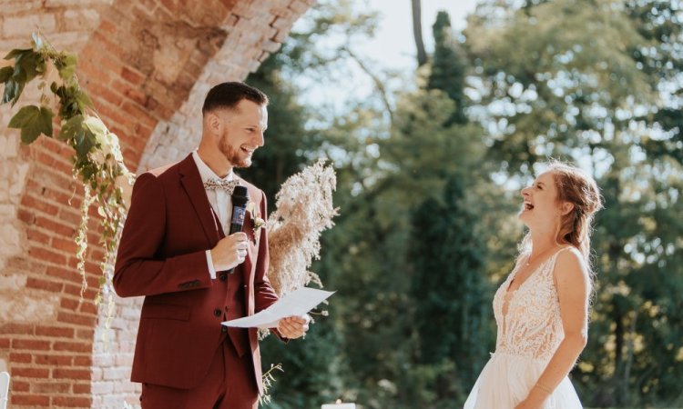 Photographe de mariage cérémonie laïque aux Forges de Fraisans près de Besançon