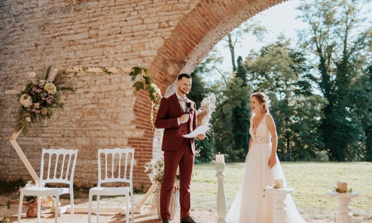 Photographe de mariage cérémonie laïque aux Forges de Fraisans près de Besançon