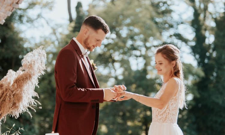 Photographe de mariage cérémonie laïque aux Forges de Fraisans près de Besançon